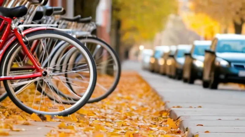 Una fila de bicicletas de carretera brillantes y elegantes se destaca en una calle urbana soleada, listas para la aventura