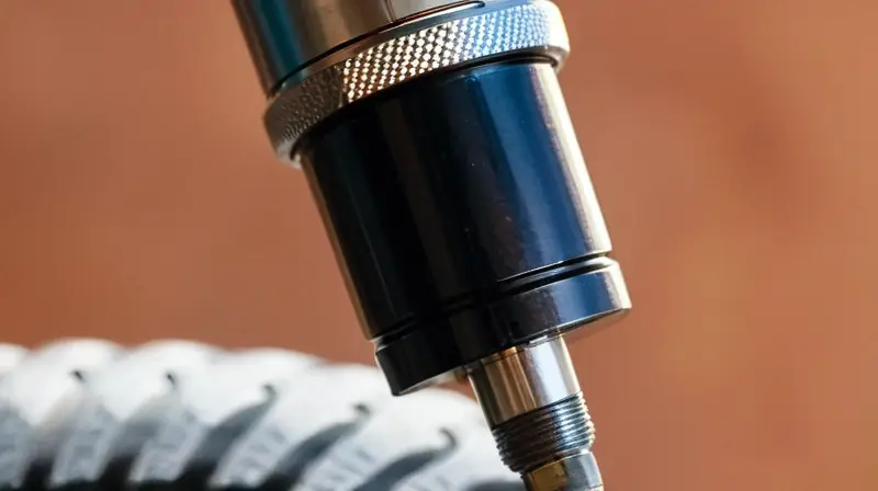 Un adaptador de válvula Presta a Schrader con acabado metálico y detalles visibles