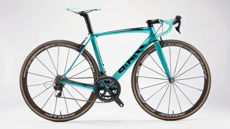 Una bicicleta de carreras Bianchi celeste, con un marco pulido y detalles en fibra de carbono, muestra un cuidado artesanal y un ambiente acogedor