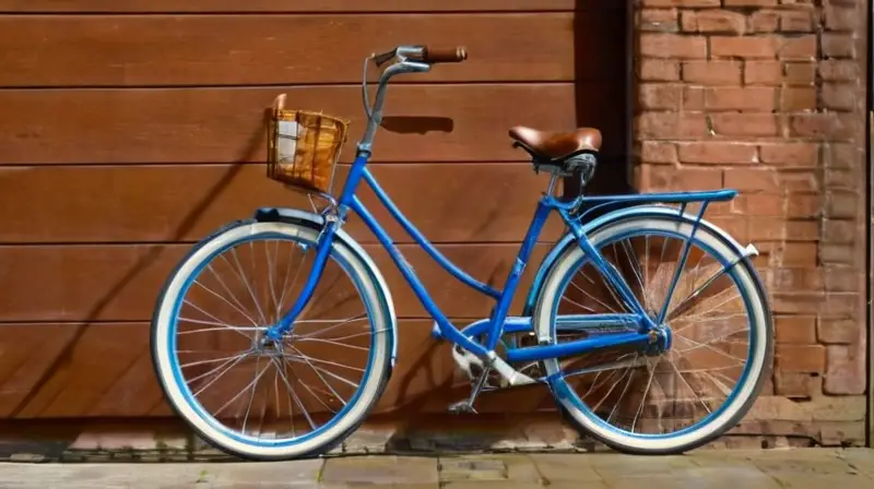 Una bicicleta de segunda mano, de marco azul y detalles desgastados, se encuentra iluminada por la luz del sol en un entorno acogedor