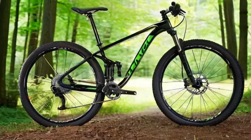 Bicicleta de montaña de carbono negra mate con detalles verdes