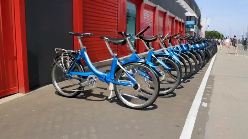 Bicicleta Brompton C-Line Explore de color azul vibrante, compacta y ligera, con un mecanismo de plegado visible y detalles metálicos brillantes
