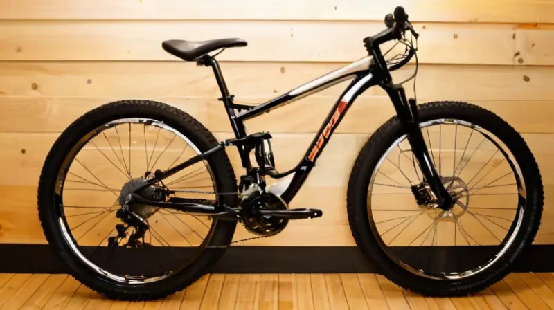 Una tienda de bicicletas bien iluminada exhibe una bicicleta de montaña Giant con detalles brillantes y un ambiente aventurero