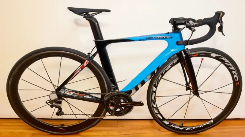 Bicicleta de carreras de carbono con diseño aerodinámico, componentes de alta precisión y tecnología integrada
