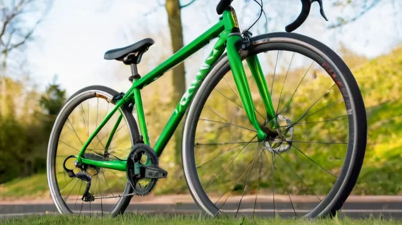 Un candado Kryptonite KryptoLok verde metálico brilla bajo la luz suave