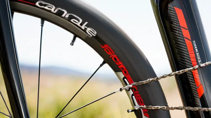 Una imagen detallada de una horquilla Cannondale Lefty que resalta su diseño elegante y la calidad de sus materiales