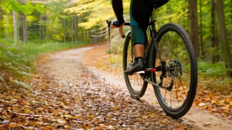 Bicicleta de carbono negra mate con detalles rojos