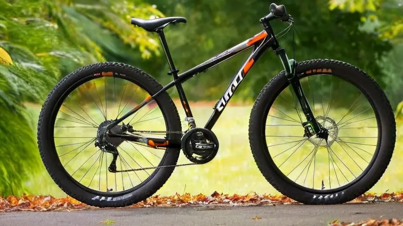 Bicicleta de cuadro negro mate con detalles naranjas