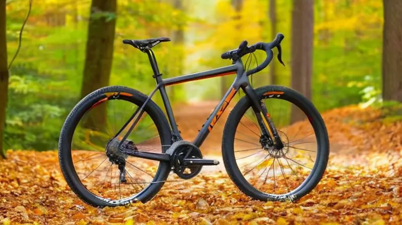 Bicicleta de aluminio elegante con detalles en negro y naranja, diseñada ergonómicamente para la aventura