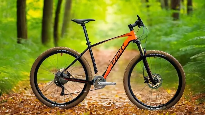 Bicicleta de aluminio negro mate con detalles naranjas