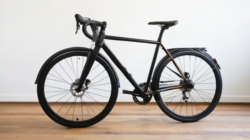 Un soporte para bicicletas de metal resistente y bien diseñado, con detalles funcionales y estéticos