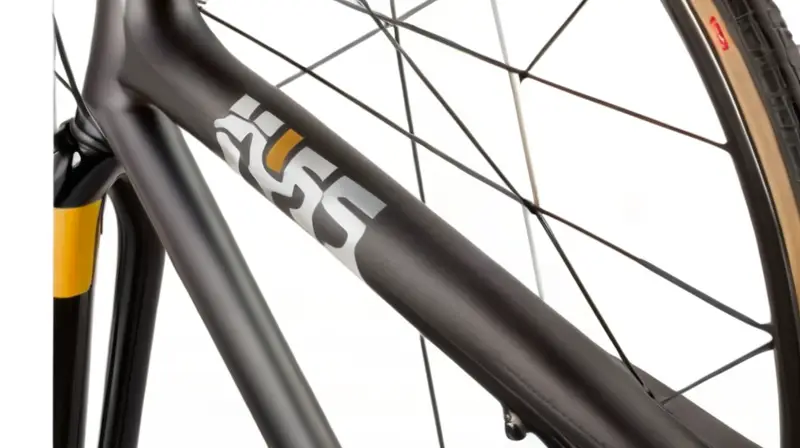 Silla de bicicleta negra elegante y ergonómica, con detalles de calidad y diseño minimalista que resalta su rendimiento