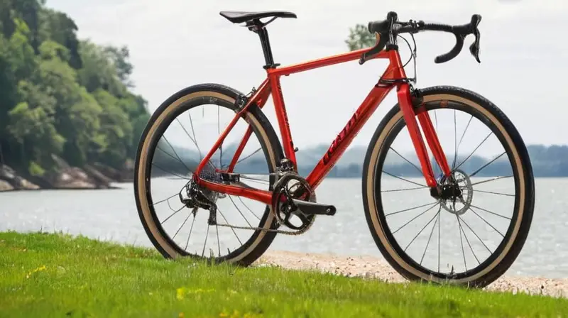 Bicicleta de carbono negra mate con detalles rojos