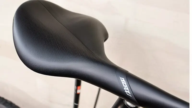 Silla de bicicleta aerodinámica y ergonómica con diseño elegante, acabado mate y detalles impresos en 3D