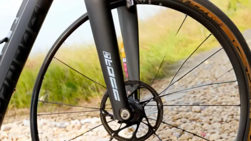 Bicicleta de gravel con cuadro de carbono negro mate, diseño aerodinámico y detalles de alta precisión