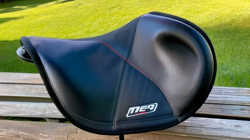 Silla de montar negra elegante con diseño ergonómico, superficie sintética mate, acolchado suave y detalles en fibra de carbono