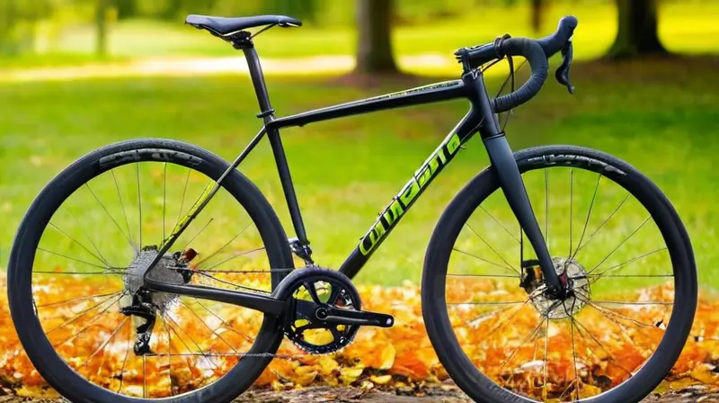Bicicleta de diseño elegante en negro mate, con estructura de aluminio, detalles de calidad y componentes robustos, lista para explorar terrenos desafiantes