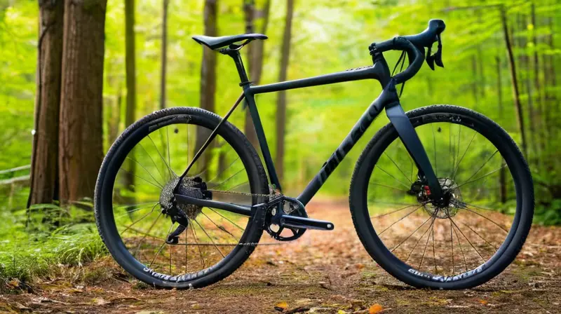 Una bicicleta de gravel robusta con marco de aluminio negro mate