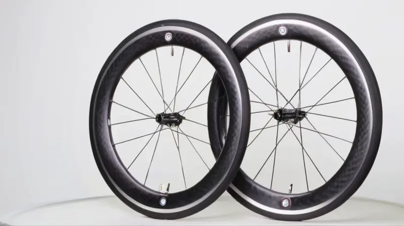 Juego de ruedas de fibra de carbono con diseño tubeless, acabado negro brillante y detalles de alta ingeniería